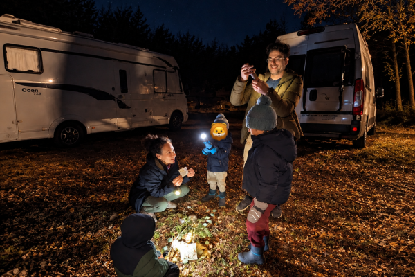 Los Trueno y Los Dracs en el bosque de noche con linternas 3