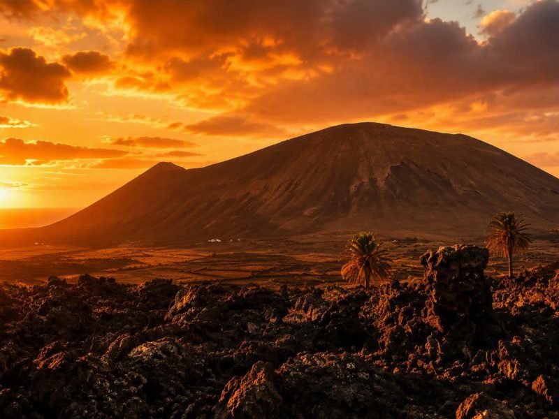 Volcan Lanzarote al Atardecer con la lava delante y el mar de fondo